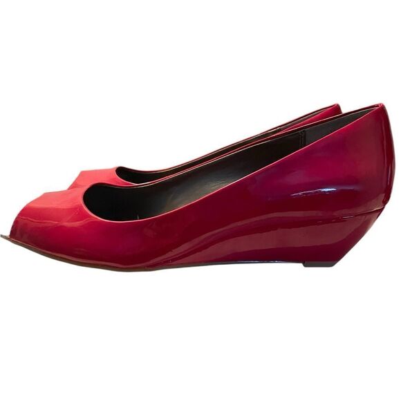 ALFANI RED PATENT PEEP TOE WEDGE, 9.5 - Picture 6 of 7